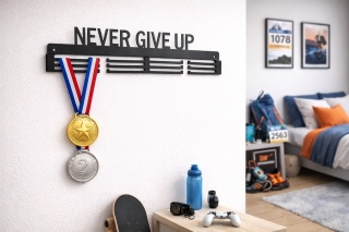 Wieszak na medale Never give up 62 cm