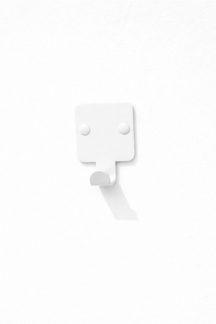 wieszak biały minimalistyczny z hakiem metalowy
